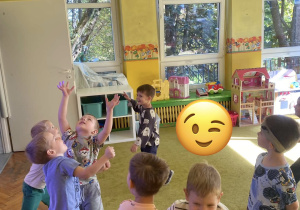 Chłopcy grają w balona