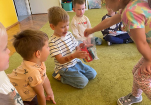 Dziewczynka wręcza koledze prezent