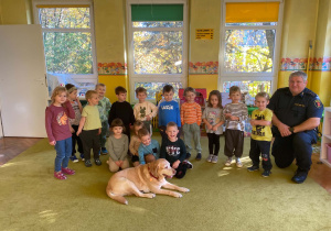 Dzieci pozują do zdjęcia