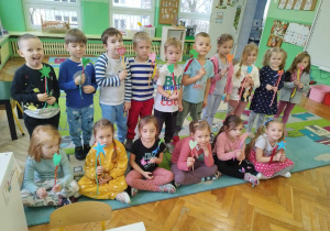 Dzieci prezentują wykonane magiczne różdżki