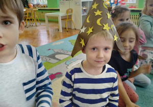 Dzieci zakładają czarodziejską czapkę