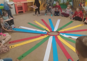 Dzieci stoją na dywanie w rękach trzymają wiatrak matematyczny