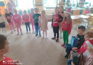 Dzieci śpiewają sto lat Jubilatom