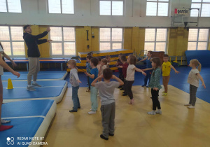 Dzieci zwiedzają szkołę Kokoro. Biorą udział w zajęciach sportowych i muzycznych