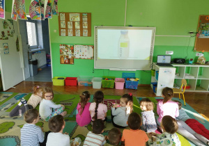 Dzieci oglądają fiim edukacyjny o produktach ekologicznych