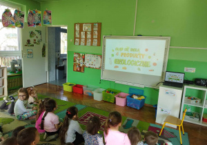Dzieci oglądają film edukacyjny o produktach ekologicznych