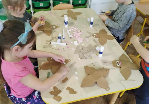 Dzieci wykonują prace plastyczną