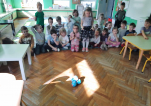 Dzieci wykonują różne zadania związane z programowaniem robota