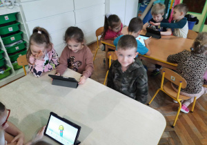 Dzieci tworzą pracę nowoczesną techniką 3D