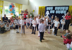 Dzieci prezentują swoje umiejętności wokalne i taneczne