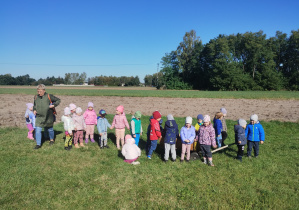 Dzieci są na wycieczce do Konarzewa gdzie kopią na polu ziemniaki, szatkują i kiszą kapustę