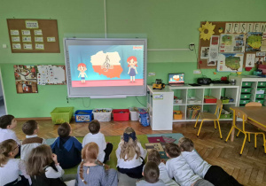 Dzieci oglądały film edukacyjny pt.: Ada i 11 listopada. Poznały historię Polski i dowiedziały się w jaki sposób nasz kraj odzyskał niepodległość.