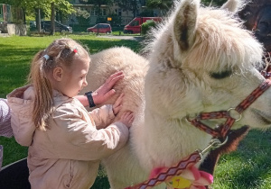 Dziewczynka z aplaką