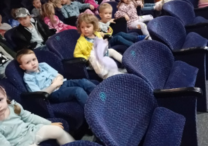 Dzieci w teatrze.
