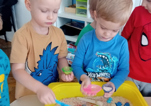 Dzieci bawią się kolorowym, zapachowym ryżem.