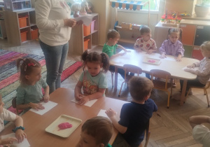 Dzieci robią laurki