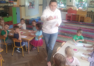 Dzieci robią laurki