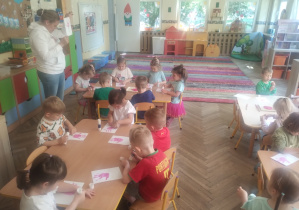 Dzieci robią laurki
