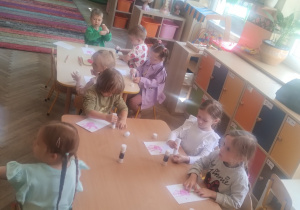 Dzieci robią laurki
