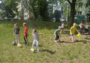 Dzieci biorą udział w zajęciach z piłki nożnej