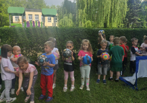 Dzieci biorą udział w zajęciach z piłki nożnej