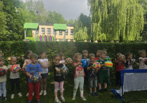 Dzieci biorą udział w zajęciach z piłki nożnej