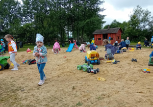 Dzieci na wycieczce do Mochałówki.