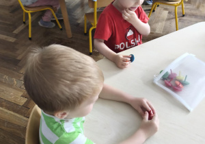 Dzieci bawią się pomocamy sensorycznymi.