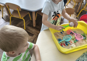 Dzieci bawią się pomocamy sensorycznymi.