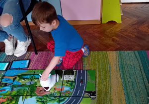 Dzieci podczas warsztatów z robotyki.
