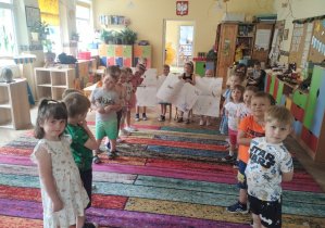 Dzieci świętują urodziny koleżanek i kolgów z grupy.