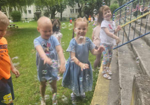 Dzieci bawią się przy bańkach i muzyce