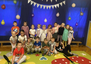 Dzieci bawią się na balu z okazji dnia przedszkolaka. Są tańce i konkursy.
