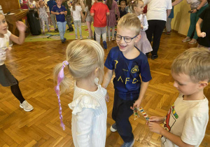 Dzieci bawią się na balu z okazji dnia przedszkolaka. Są tańce i konkursy.