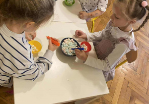 Dzieci bawią się na balu z okazji dnia przedszkolaka. Są tańce i konkursy.