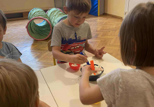 Dzieci bawią się na balu z okazji dnia przedszkolaka. Są tańce i konkursy.