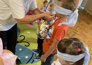 Dzieci bawią się na balu z okazji dnia przedszkolaka. Są tańce i konkursy.