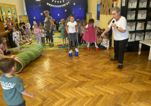 Dzieci bawią się na balu z okazji dnia przedszkolaka. Są tańce i konkursy.