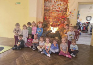 Dzieci na tle dekoracji jesiennej.