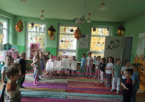 Dzieci bawią się na dywanie na grupowych urodzinach