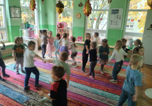 Dzieci bawią się na dywanie na grupowych urodzinach