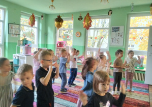 Dzieci bawią się na dywanie na grupowych urodzinach