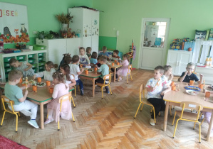 Dzieci bawią się na dywanie na grupowych urodzinach