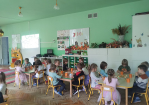 Dzieci bawią się na dywanie na grupowych urodzinach