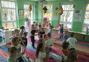 Dzieci bawią się na dywanie na grupowych urodzinach