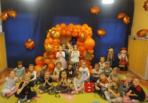 Dzieci pozują do zdjęcia na jesiennym tle