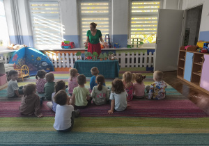 Pani przedstawia bajkę.