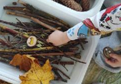 Dziecko podczas warsztatów sensorycznych.