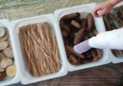 Dziecko podczas warsztatów sensorycznych.