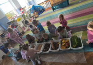 Dzieci podczas warsztatów sensorycznych.